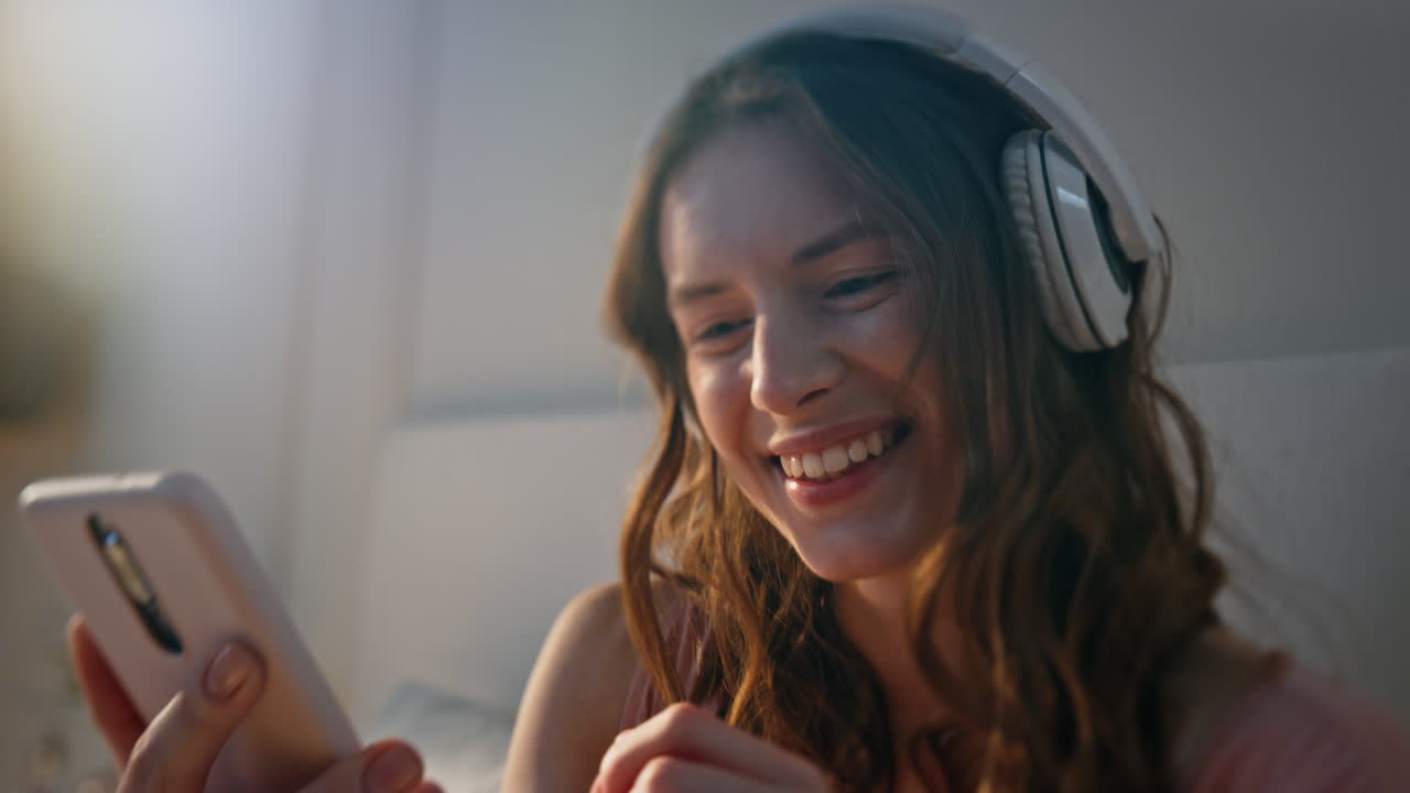 adolescente feliz haciendo selfie con auriculares de primer plano. chica alegre divirtiéndose
