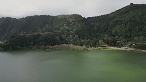 Aerial-view-of-characteristic-wooded-landscape-in-front-of-the-lake