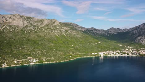 Paisaje-Escénico-De-Brist,-Un-Pueblo-En-El-Sur-De-Dalmacia,-Makasrka-Riviera-Croacia---Disparo-Aéreo-De-Drones