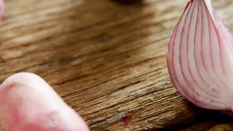 varias verduras dispuestas en una mesa de madera 4k