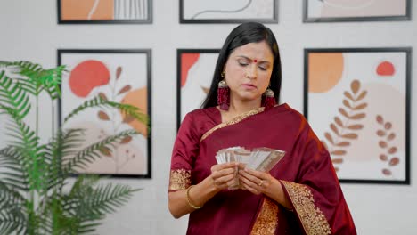 Mujer-India-Contando-Dinero