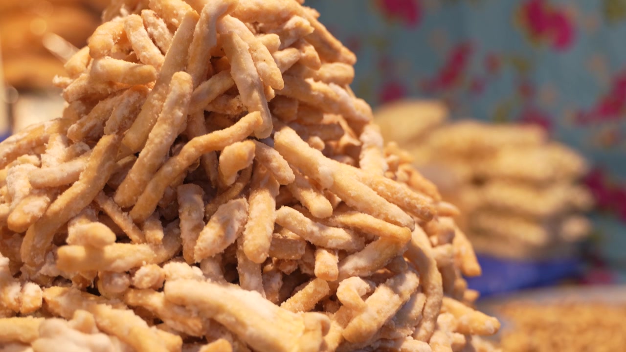 Jalebi e dolci vengono venduti alla fiera.