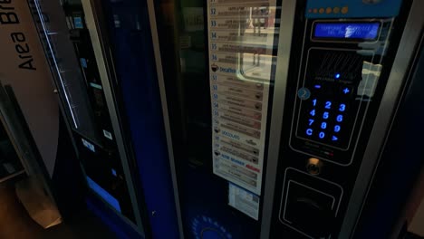 máquina expendedora en un tren en milán