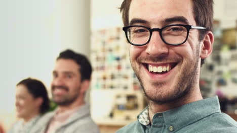 retrato, feliz y riendo con un hombre de negocios