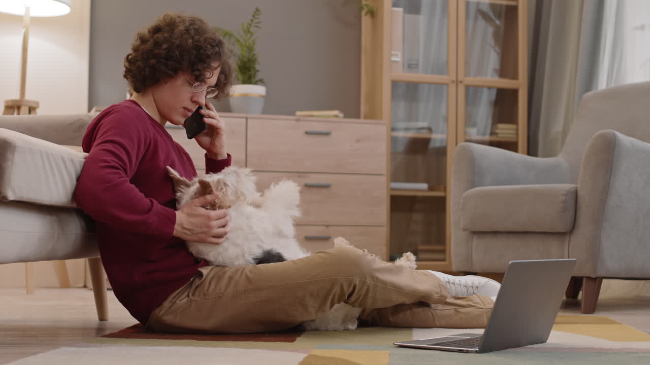 바쁜 젊은 남자와 개