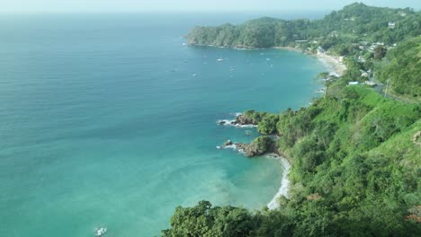 Impresionantes-Vistas-Aéreas-De-Big-Bay-Y-Little-Bay-En-Castara,-Un-Pequeño-Pueblo-De-Pescadores-En-El-Lado-De-Sotavento-De-Tobago