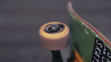 desenfocado material de giro de la rueda del monopatín de mano 4k uhd