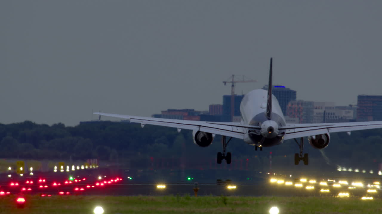 aterrizaje de un avión en un aeropuerto