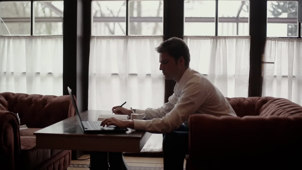 카페에서 노트북으로 일하는 남자