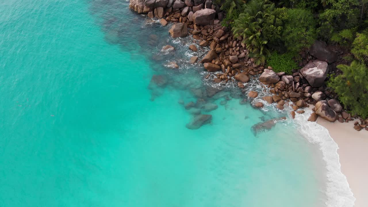 Pemandangan udara pantai-pantai terindah dan perairan pirus di Seychelles.