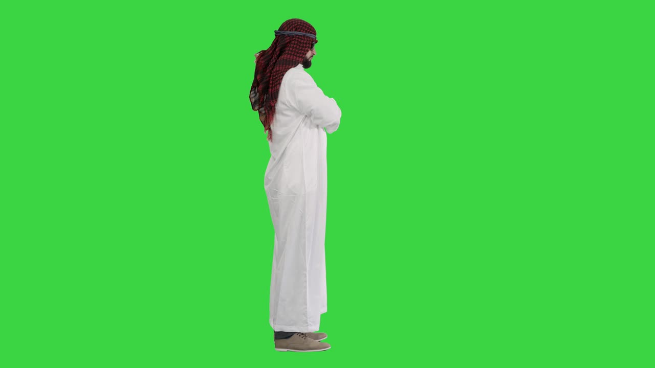 Xeque descolado de óculos de sol posando em uma tela verde, chroma key.