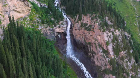 Toma-Aérea-De-La-Cascada-Barskoon-En-El-Cañón-De-Cuento-De-Hadas-En-Kirguistán,-Que-Revela-Imágenes-De-Drones