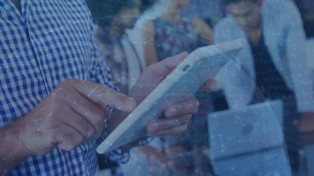 태블릿을 사용하는 사람 위의 데이터 처리 애니메이션