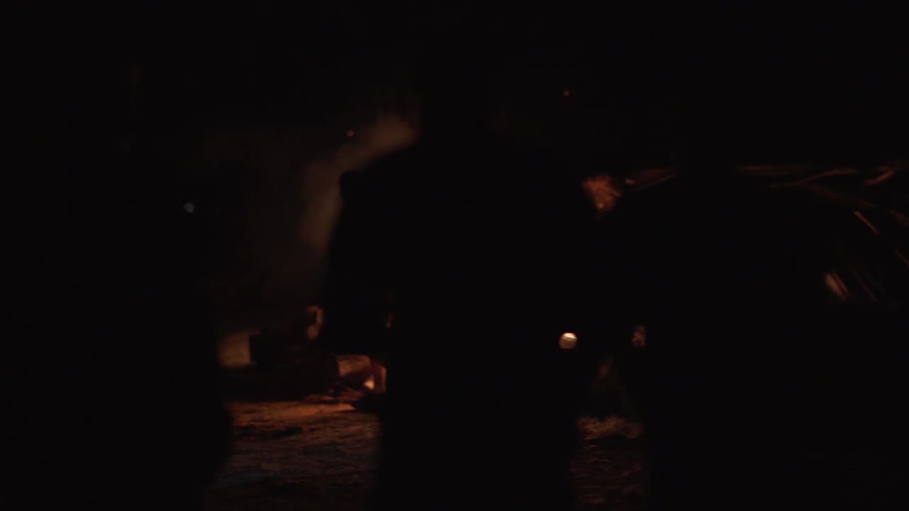 모닥불 주위에 서 있는 사람들