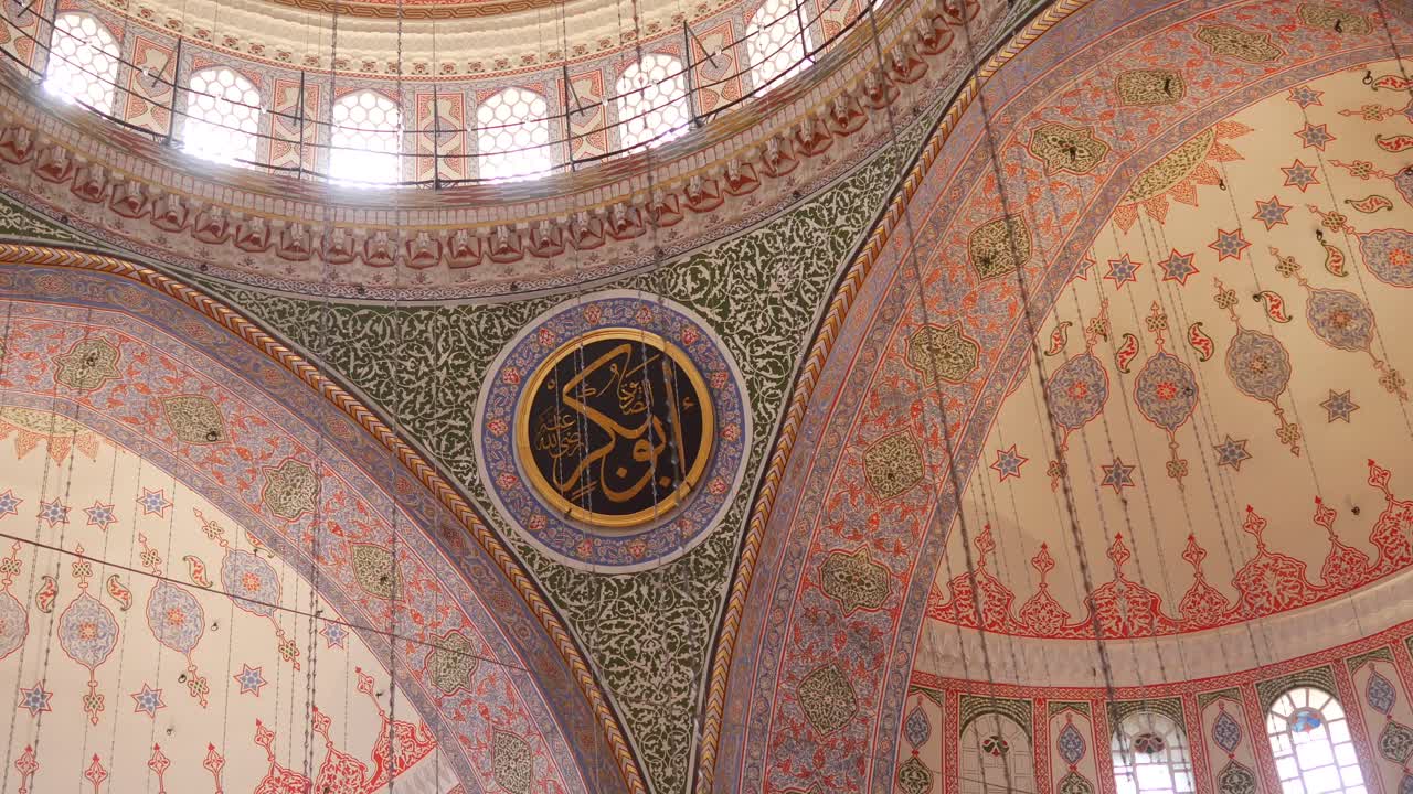 el intrincado interior de la mezquita azul en estambul
