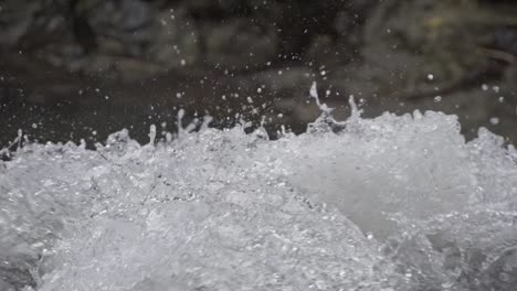 Una-Vista-De-Cerca-De-Las-Gotas-De-Agua-Que-Salpican,-Capturando-El-Movimiento-Dinámico-Y-Enérgico-Del-Agua