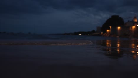 Chapoteando-Las-Olas-Del-Mar-Al-Anochecer-Después-Del-Atardecer