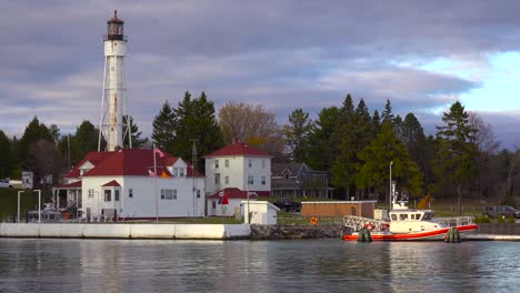 La-Estación-De-Guardacostas-Y-El-Faro-De-Sturgeon-Bay-Wisconsin-1