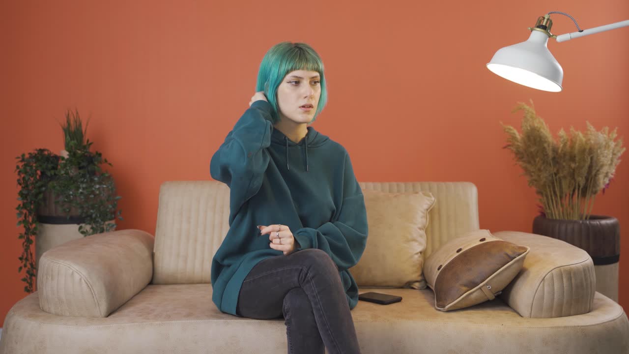 긴장하고, 스트레스를 받고, 사려 깊은 젊은 여성.