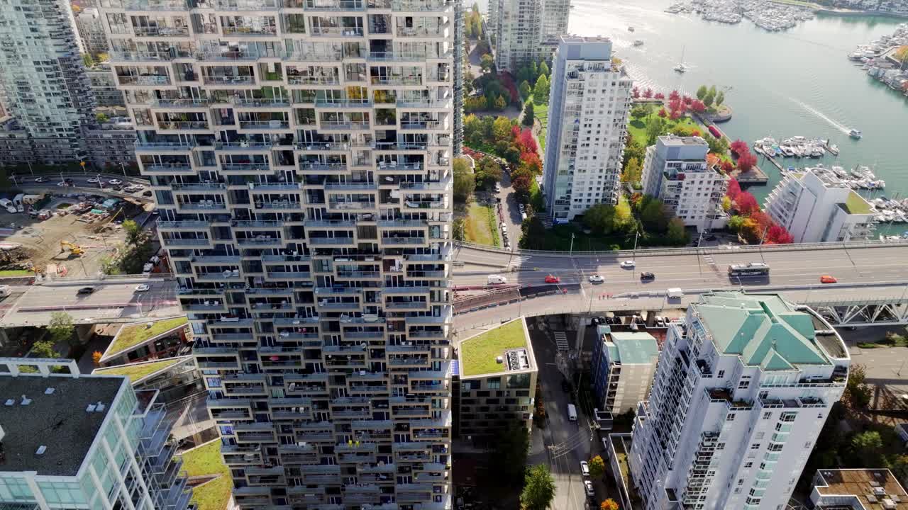 캐나다 밴쿠버의 잉글랜드 만을 따라 버러드 스트리트 다리 근처에 콘도미니엄을 짓는 스미시 네이션 (squamish nation)