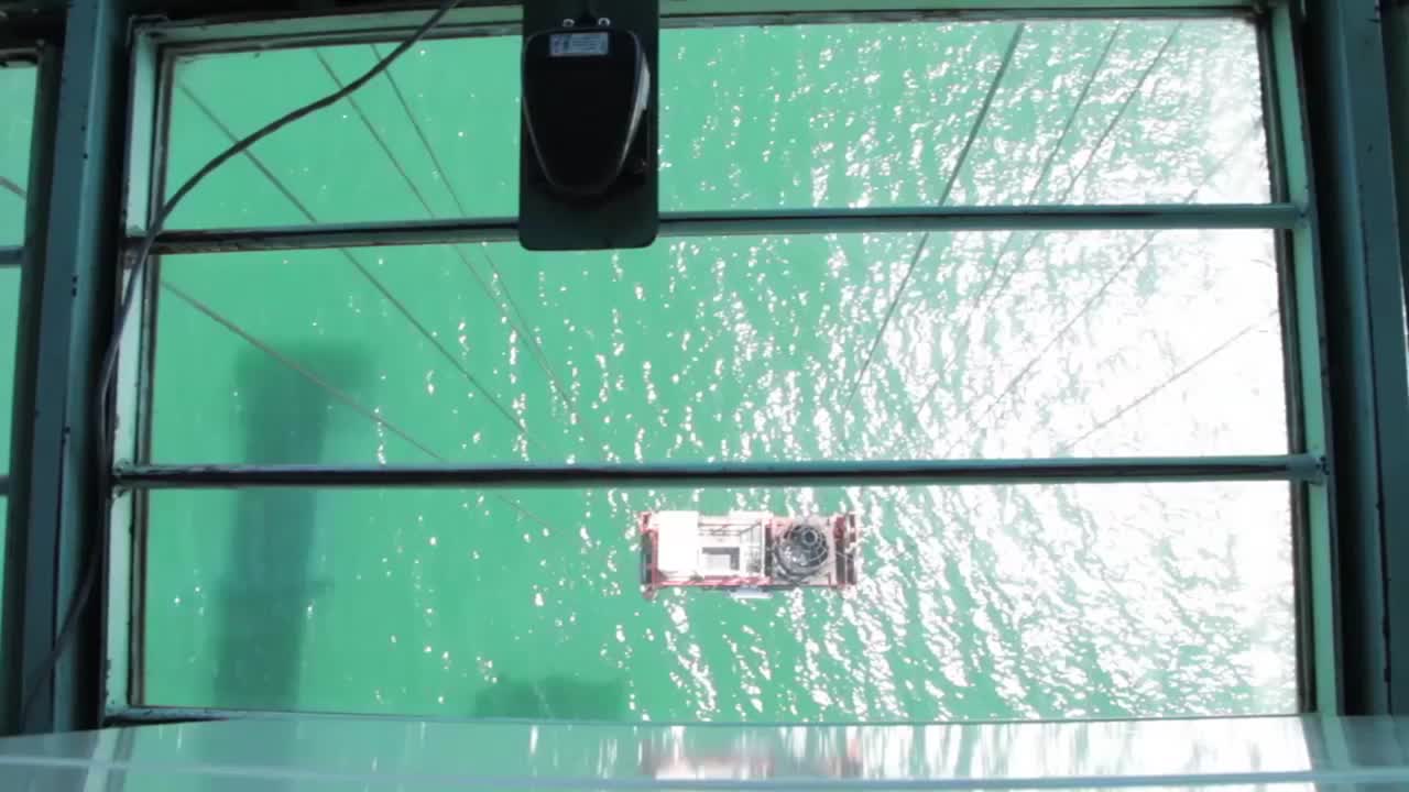 크레인과 컨테이너를 포함한 롱비치 항구의 다양한 샷 8