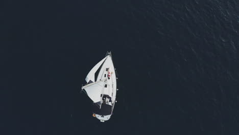 vista aérea de un yate de vela en el mar