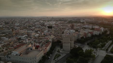 vista aérea panorámica de la histórica valencia españa, punto de referencia de las puertas serranos, puesta de sol de verano