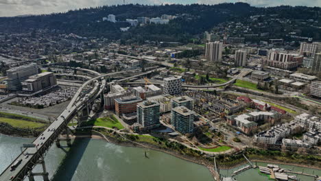 Vista-Panorámica-Aérea-V109-De-Portland-Oregon-Que-Captura-El-Río-Willamette-Que-Pasa-Por-El-Centro-De-La-Ciudad-Y-El-Paisaje-Urbano-A-La-Luz-Del-Día-Con-Cielo-Azul---Filmado-Con-Cine-Mavic-3---Agosto-De-2022