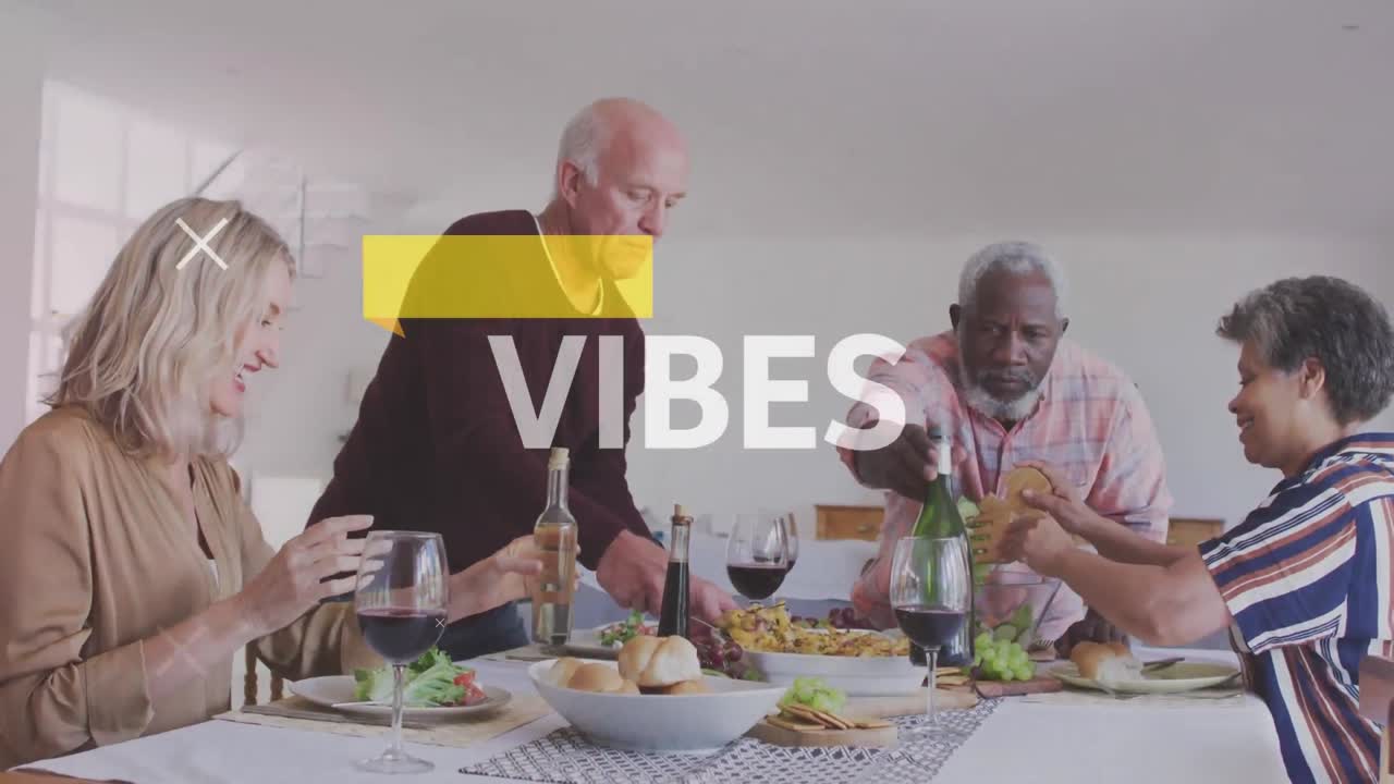Testo 'Vibes' su sfondo di due coppie anziane e diverse che mangiano insieme a casa