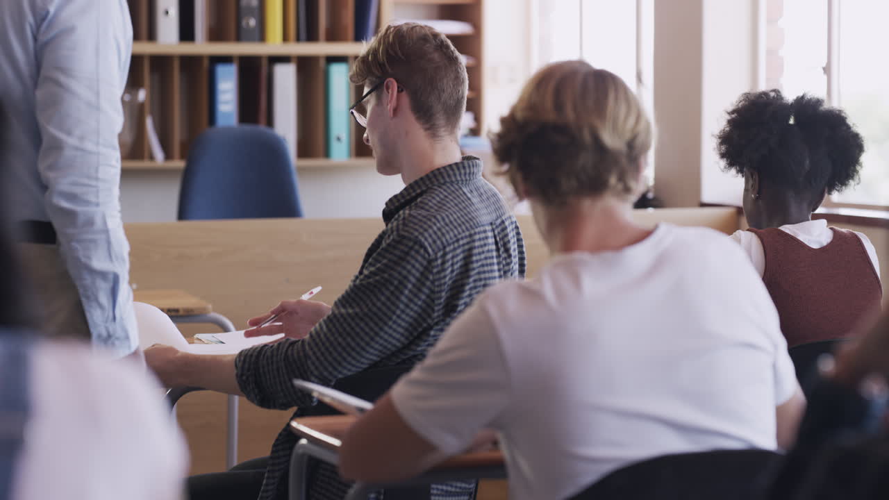 escena del aula con estudiantes y maestros
