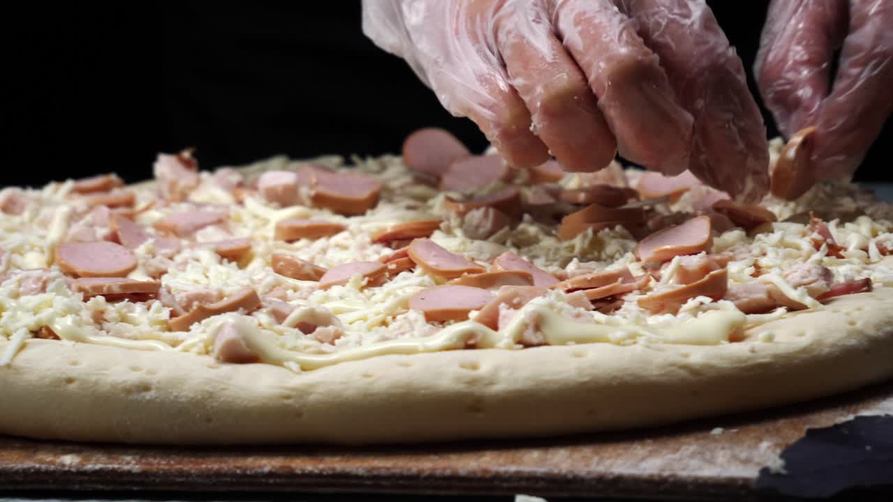 맛있는 피자를 준비하는 셰프