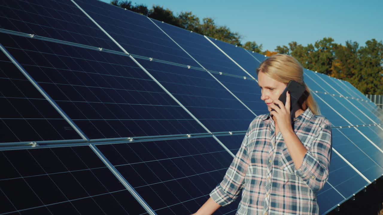 mujer con teléfono inteligente va acuario paneles solares en casa planta de energía solar