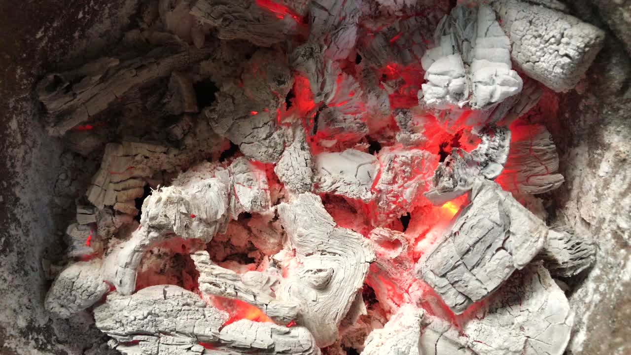 어떤 나무 석탄 연소의 가까운