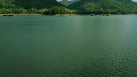 4K-Filmische-Naturluftaufnahmen-Einer-Drohne,-Die-An-Einem-Sonnigen-Tag-über-Den-Wunderschönen-See-Und-Die-Berge-Des-Srilanna-Nationalparks-In-Chiang-Mai,-Thailand,-Fliegt