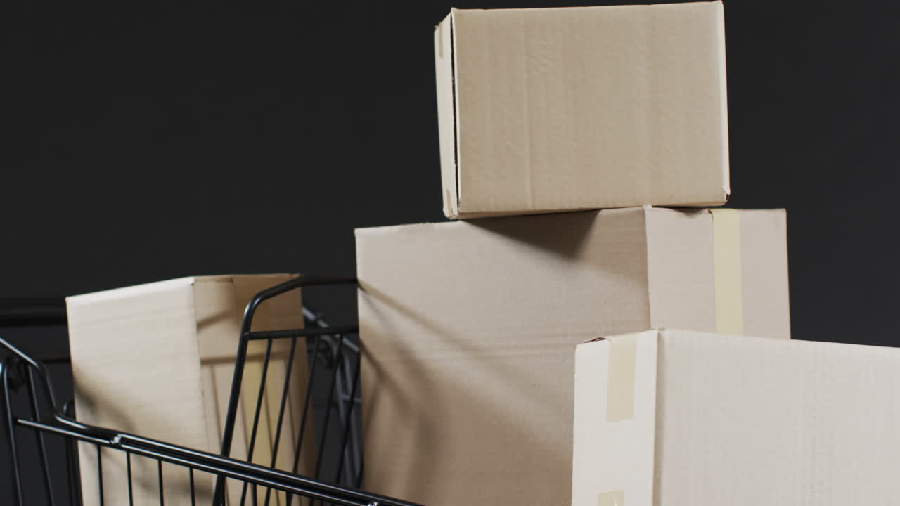 видео торговой тележки и ящиков с копировальным пространством на сером фоне