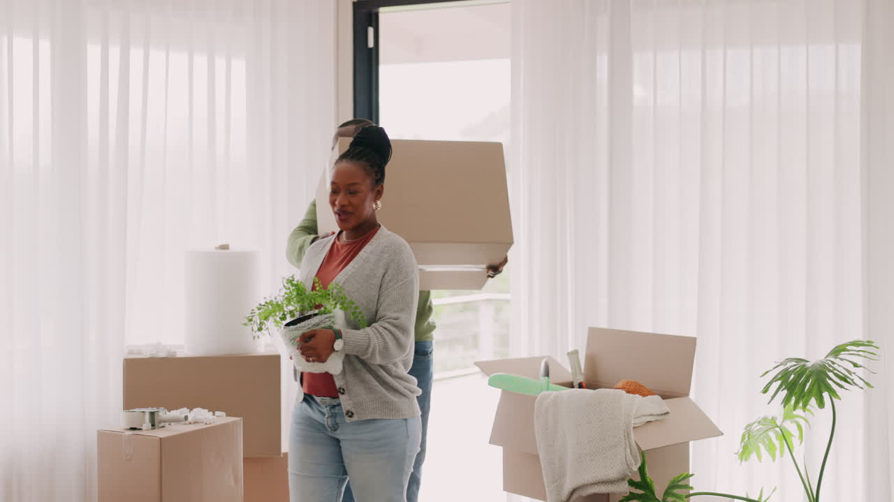 pareja feliz, mudándose y cajas en casa