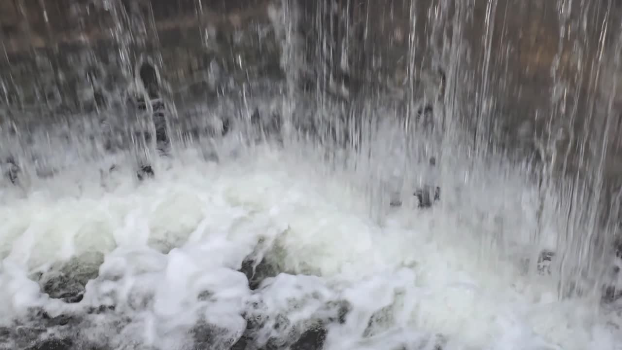 Video con inquadratura fissa della chiusa del Canal Grande, canale che scorre in primo piano.