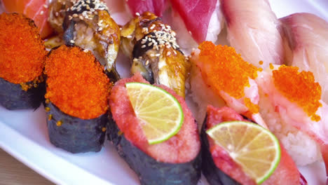 Rollo-De-Sushi-Y-Maki-En-Plato-Blanco-Estilo-Comida-Japonesa