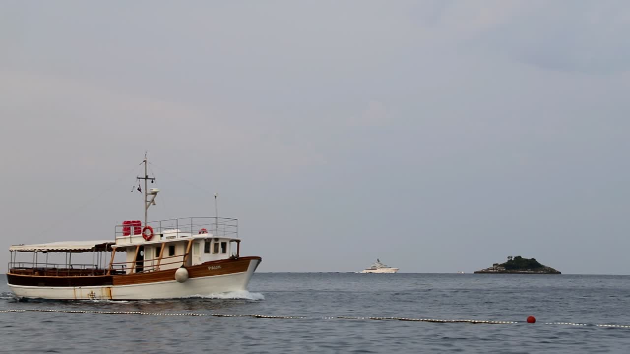 크로아티아의 우울한 날 작은 관광선