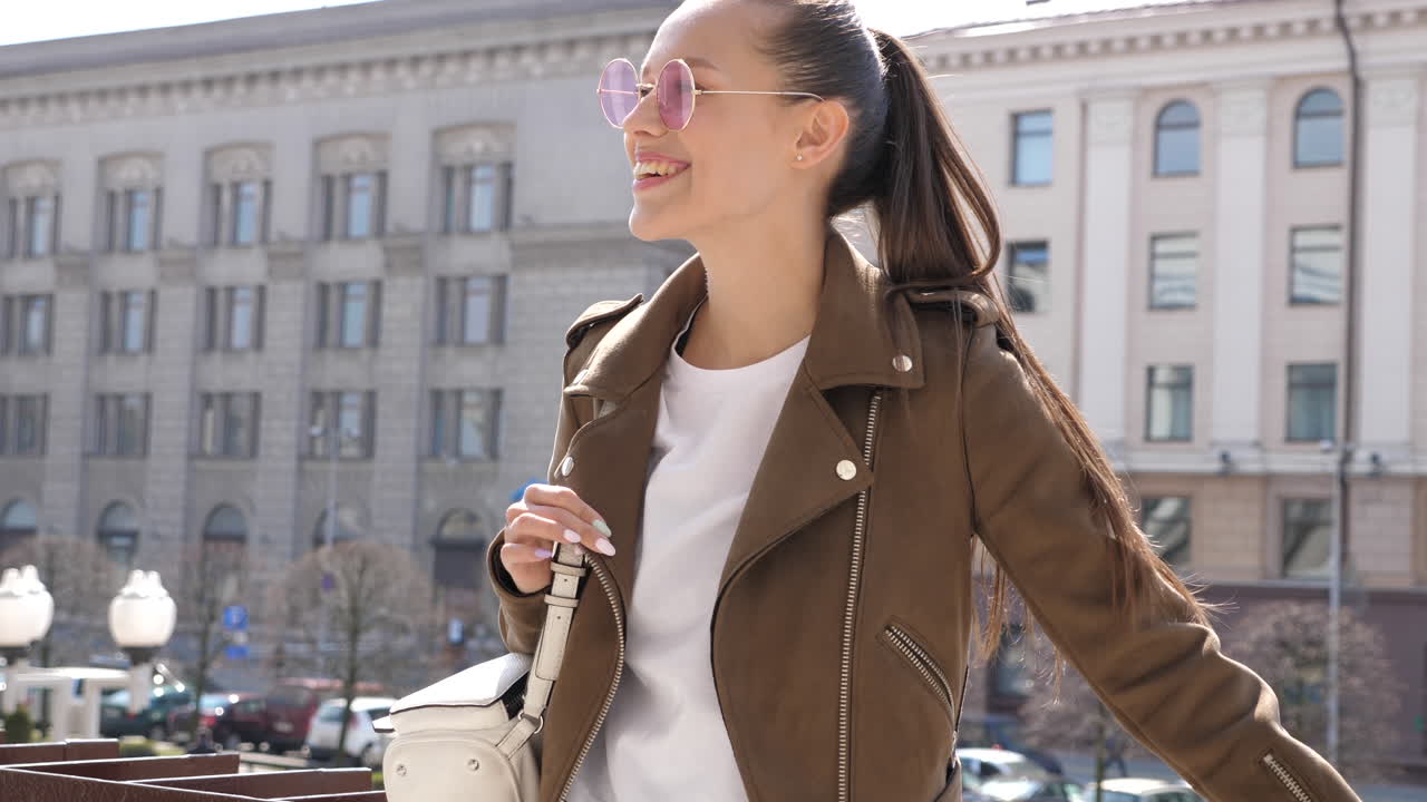 joven feliz al aire libre
