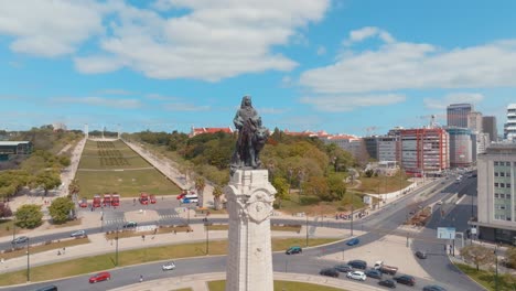 Toma-En-órbita-De-La-Famosa-Estatua-Del-Marqués-De-Pombal-En-Lisboa,-Portugal