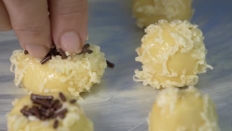 fill the coockie dough ball with cheese and chocolate meses choco chips