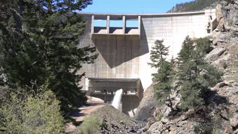 Salida-De-Agua-De-La-Presa-Del-Embalse-De-Strontia-Springs-En-La-Parte-Superior-Del-Cañón-Waterton-En-Littleton,-Colorado