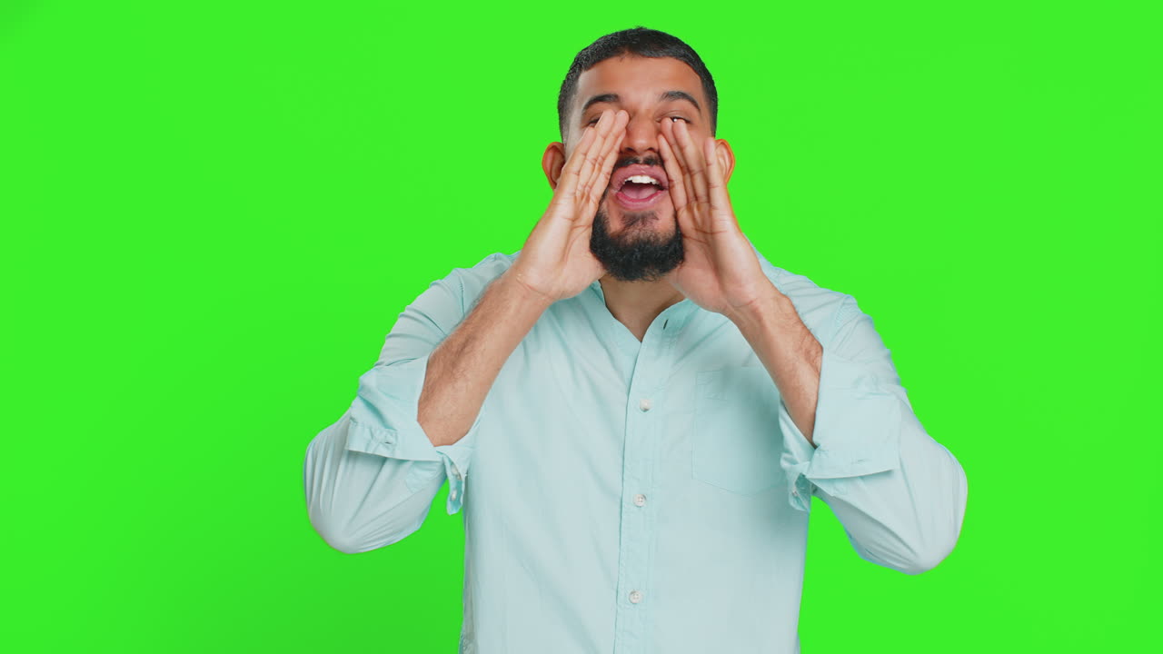 hombre indio gritar, gritar, gritar fuerte a la cámara, promoción publicidad venta, invitación, saludos