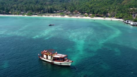 El-Barco-Turístico-Se-Encuentra-Aislado-Cerca-De-La-Hermosa-Costa-Pintoresca-Tailandesa.