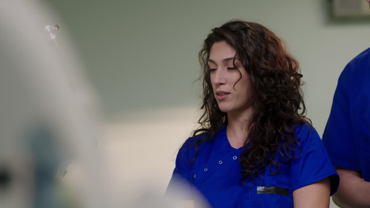 profesionales médicos en un entorno hospitalario