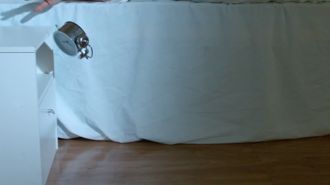 금발 여자가 알람 시계를 러내고 있다