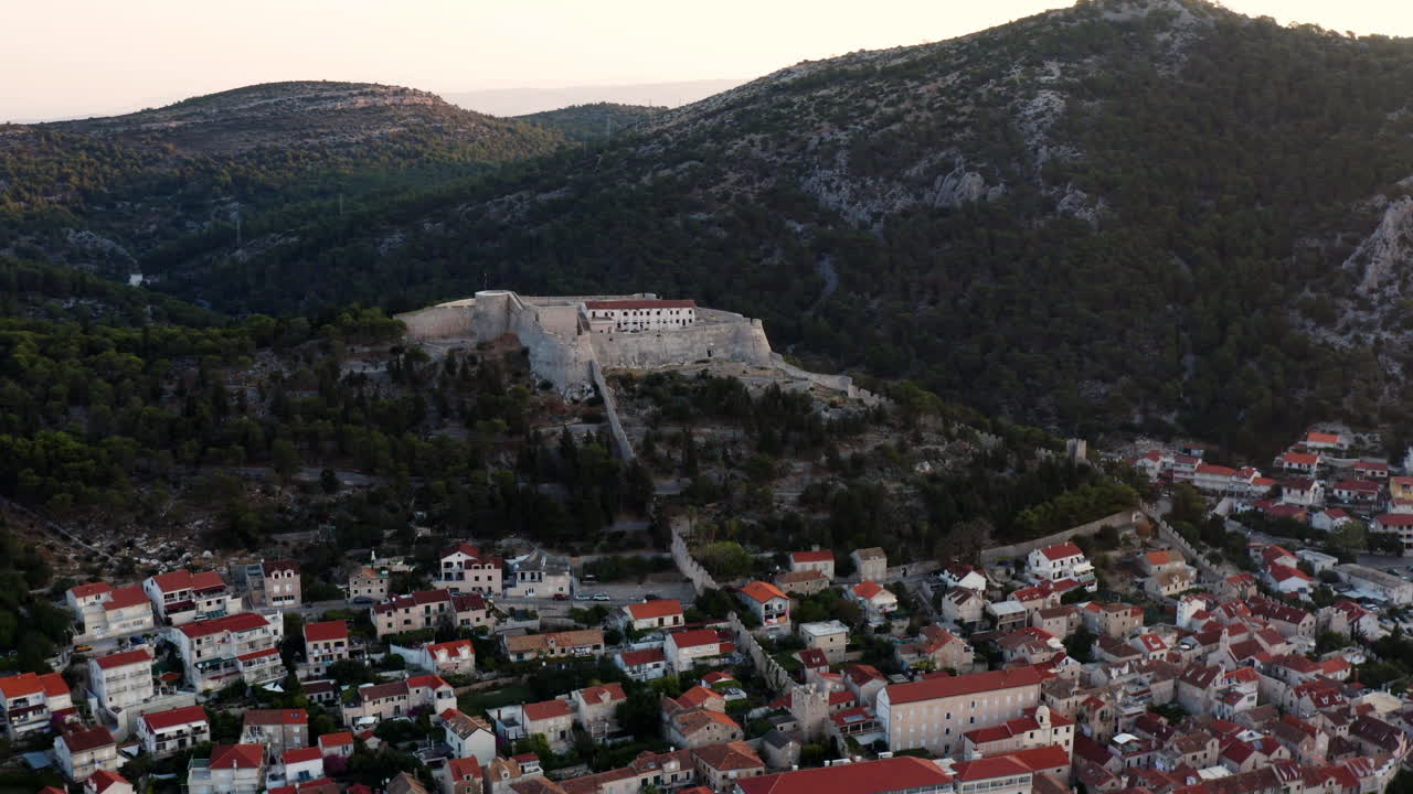 Vista panoramica della città di Hvar e della Fortezza Fortica, Arcipelago della Dalmazia in Croazia - ripresa aerea con drone
