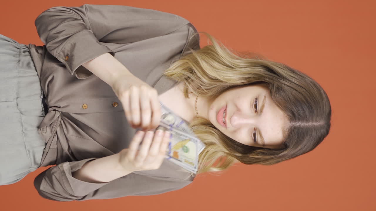 젊은 여자가 돈을 사랑하는 수직 비디오.