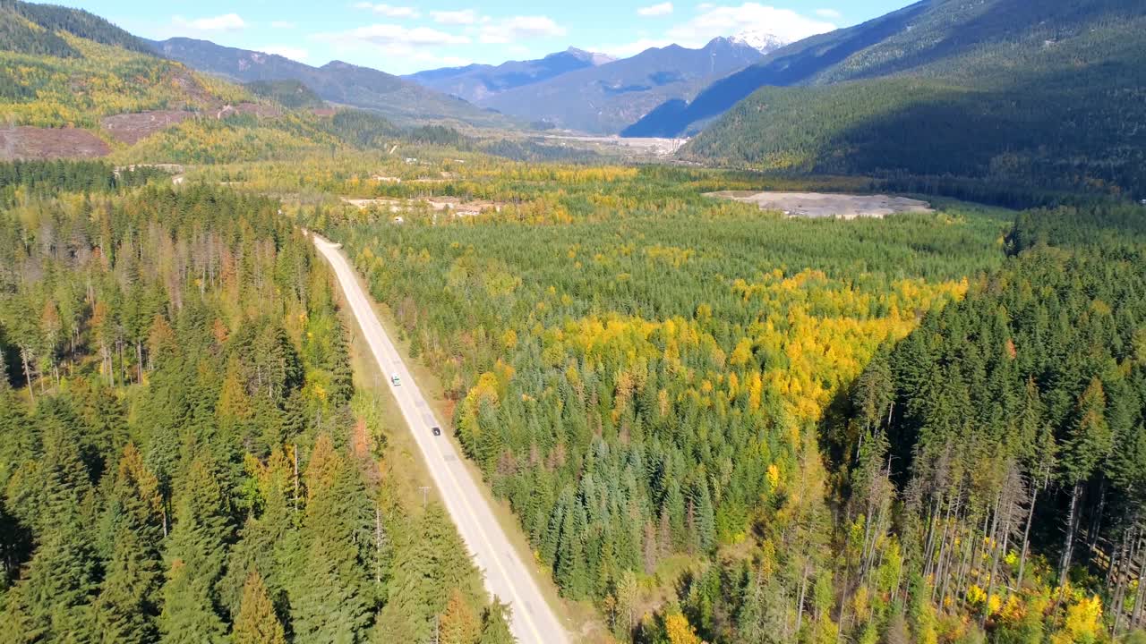 vista aérea de un vehículo que se mueve por la carretera en el campo 4k